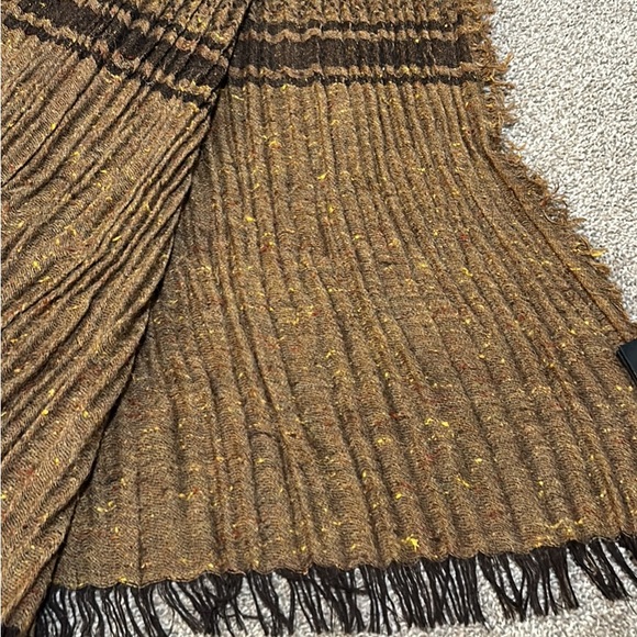 Authentic Gucci Scarf. Like new condition. Beautiful material and design. - Picture 3 of 5